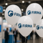 Mehrere weiße Luftballons mit Logo auf einer Messe.