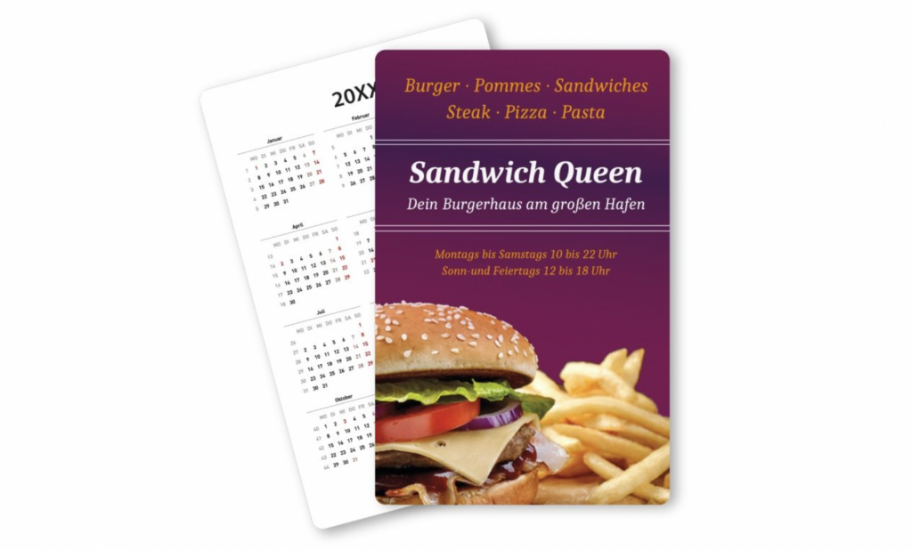 Auf dem Bild sind zwei individuelle Taschenkalender abgebildet – jeweils mit Vorder- und Rückseite. Die Rückseite zeigt die Kalenderdaten, die Vorderseite des bedruckten Taschenkalenders zeigt das Logo eines Burger-Hauses namens "Sandwich Queen".