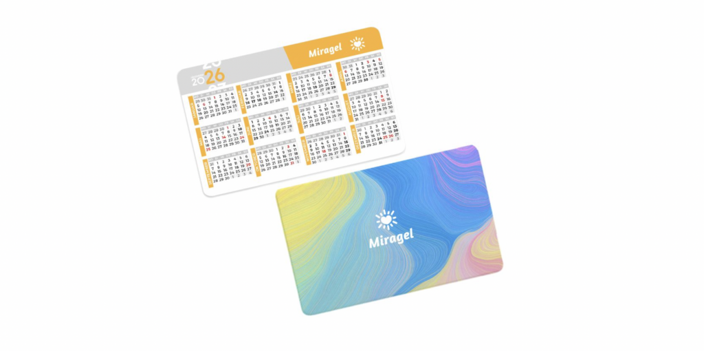 Zu sehen sind zwei Minikalender mit Logo. Einmal von der Vorderseite, einmal von der Rückseite. Die Vorderseite des individuellen Taschenkalenders ist bunte bedruckt und zeigt ein weißes Logo.