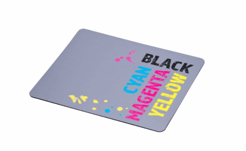 Ein individuelles Mousepad mit einem Logo darauf. Das bedruckte Mousepad ist grau und mit buntem Text bedruckt.
